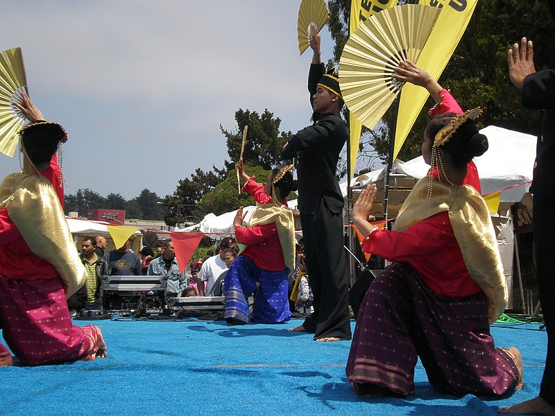 File:Parangal Dance Co. performing Daling-Daling at 14th AF-AFC 8.JPG