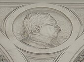 Лицо Клиссона в профиль, резное барельефное изображение из белой лепнины