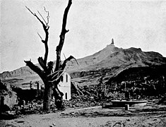 Le volcan et son aiguille de lave après l'éruption du 8 mai 1902.