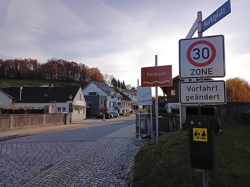 File:Perlbach Schild (Metten).jpg