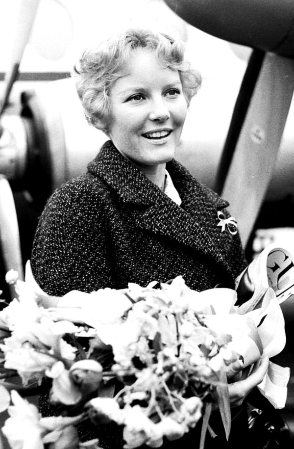 Petula arrives in the Netherlands, 1960