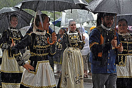 Costumes masculins et féminins canetillés du pays Glazik (Landrévarzec) sous la pluie.