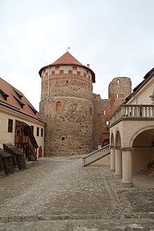 Castle courtyard in 2020 Pilsdrupas1.jpg