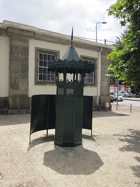 File:Pisejo sur Largo de António Calém (Porto, Portugalujo) 002.jpg