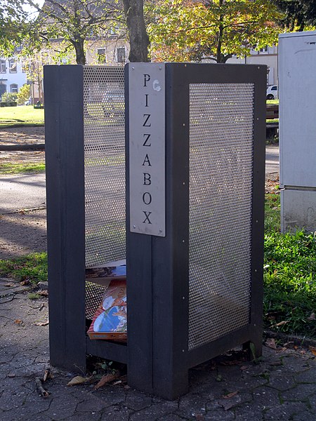 File:Pizzabox = Pizzakartonsammler in Waldkirch.jpg
