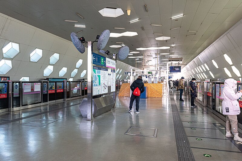 File:Platform of Shahe Gaojiaoyuan Station (20231128124254).jpg