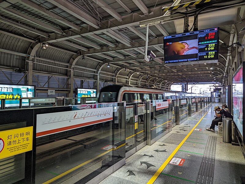 File:Platform of Wengmei Station, 202405.jpg