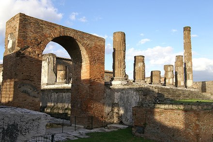 Columnes del temple de Júpiter i arc vora el mercat del gra.