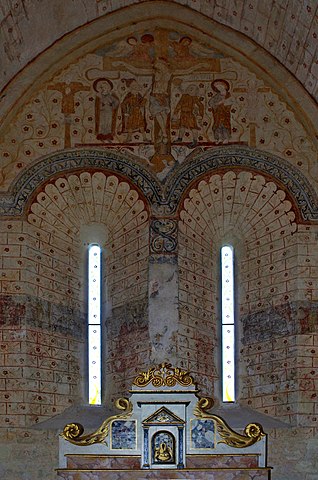 Interior (a) : frescoes in the choir.