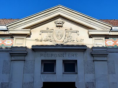 Blason de Mont-de-Marsan sur la façade de la pouponnière