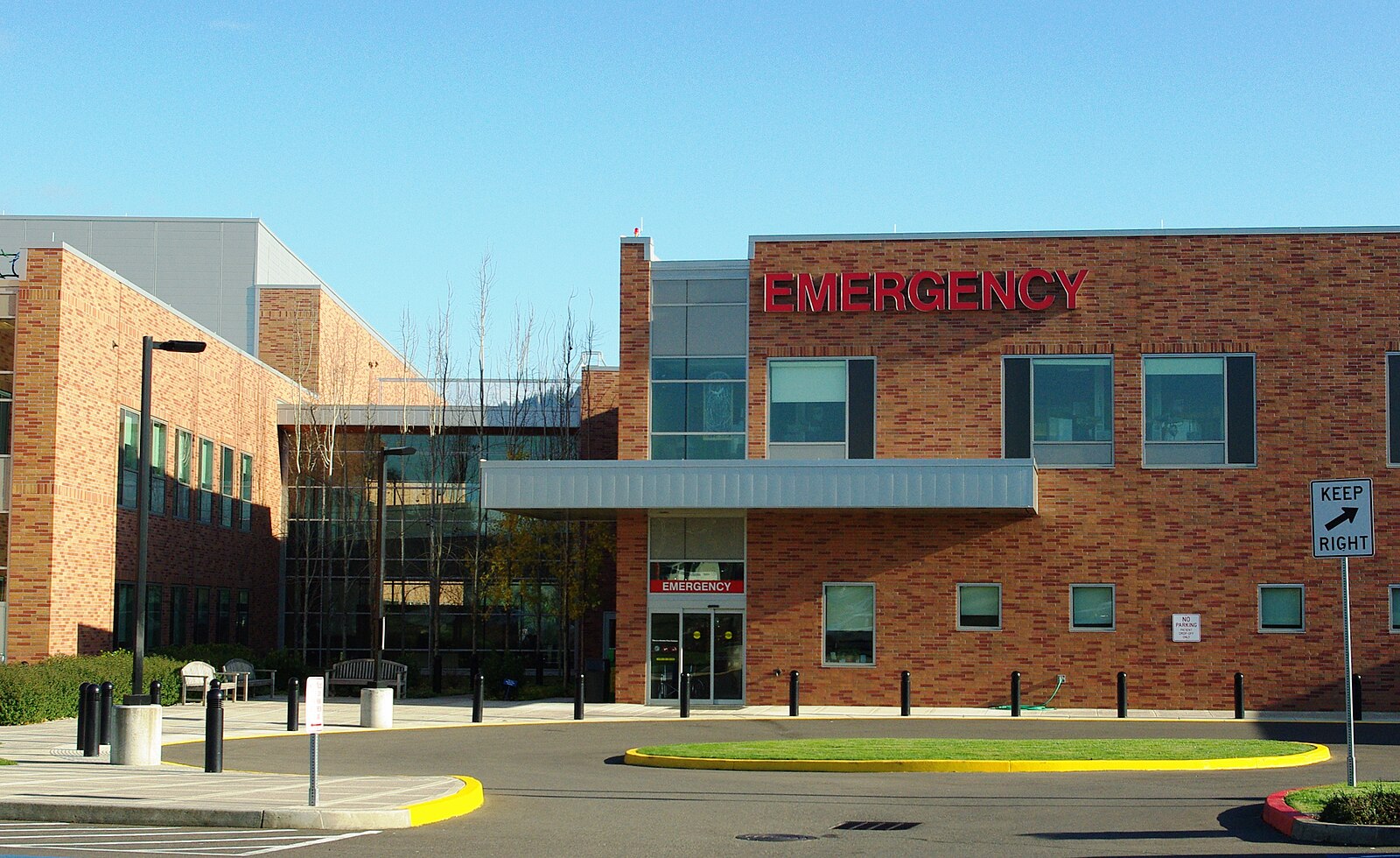 Медицинский центр Провиденс-Аляска (Providence Alaska Medical Center), США. Современные здания больниц Америка. Providence Tarzana Medical Center фото. Парк при больнице США.