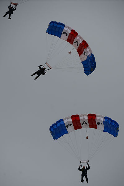 File:RAF Falcons parachute team lands on RAF Croughton for Independence Day 140703-F-IM453-169.jpg