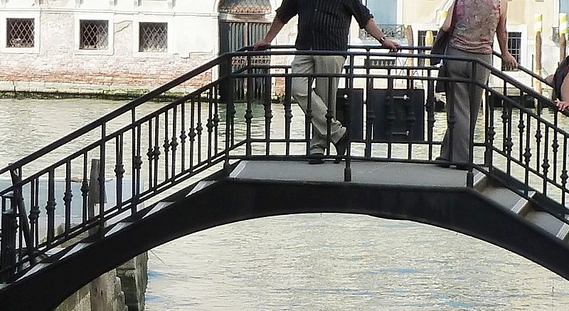 File:Railing Ponte de Ca Giovannelli.jpg