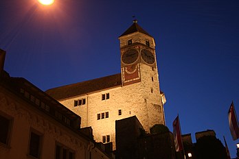 Clocher du château de Rapperswil en Suisse (de nuit). (définition réelle 3 456 × 2 304*)