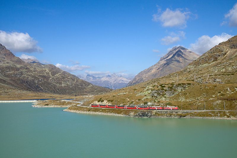 File:RhB Bernina-Express am Lago Bianco.jpg