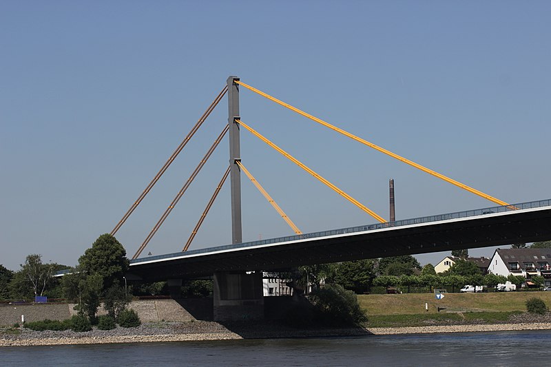 File:Rheinbrücke Neuenkamp (43963124622).jpg
