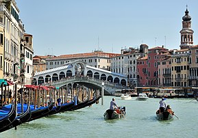 Gondoles sur le Grand Canal, près du pont du Rialto, à Venise. (définition réelle 3 592 × 2 512)