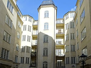 Bakgården med huvudtrapphuset.