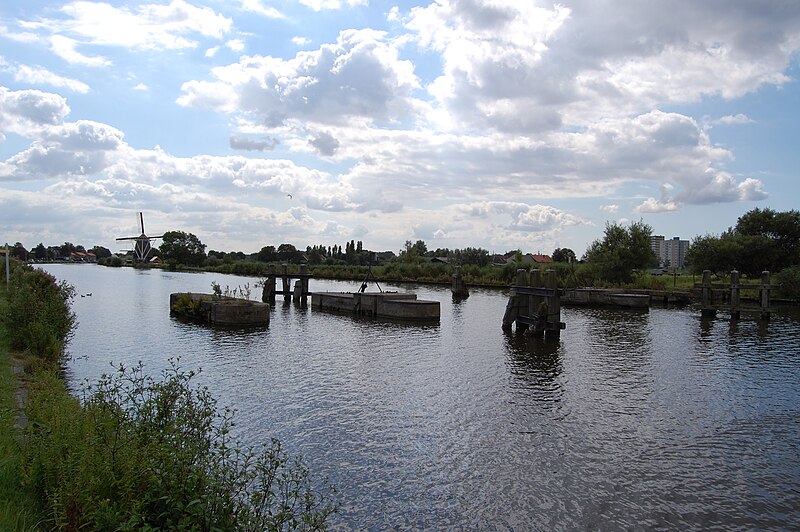 File:Ringvaart-Haarlemmermeer openstaande schotbalkstuw.JPG