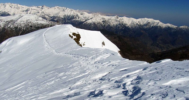 File:Rocca bianca la croce di vetta vista dal punto culminante.jpg