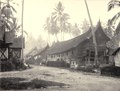Roemah gadang in een dorp op Sumatra's Westkust KITLV 84260.tiff