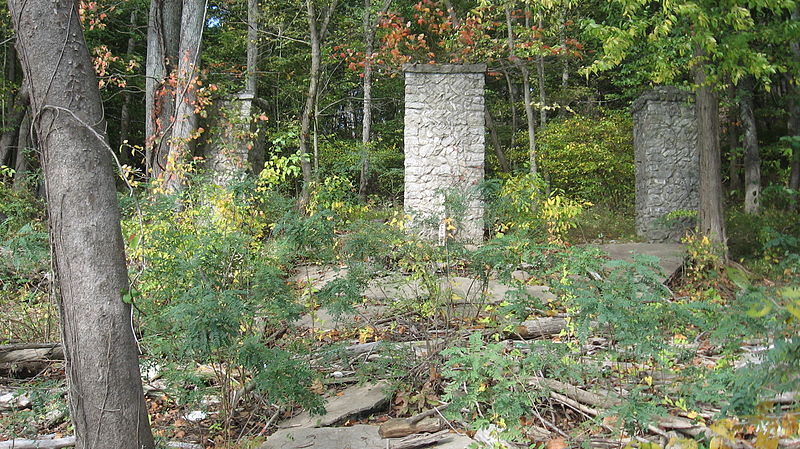 File:Rose Island entryway pillars.jpg