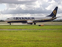 Un Boeing 737-800 de Ryanair rodando por el aeropuerto.