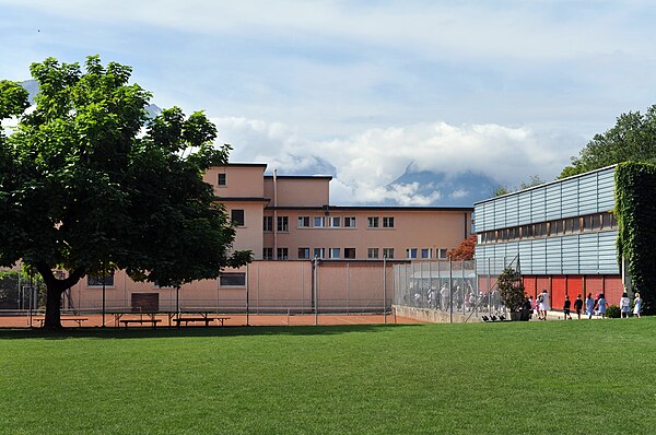 S school. Школу сент-Джордж. St. Georges School Montreux школа сент Джордж скул Монтре. St. George's School Мюнхен. Швейцария школа Святого Георгия.