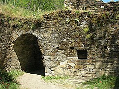 Arco junto al muro septentrional con ventana al anexo de la cocina.