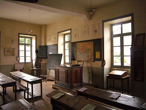 Salle de classe ancienne école communale - Montrol-Sénard