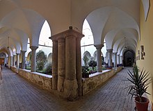 Columnas romanas en el claustro grande del Convento de San Francisco de Asís.