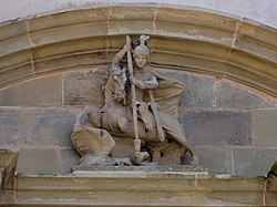 Statue de St-Georges terrassant le dragon dans le fronton