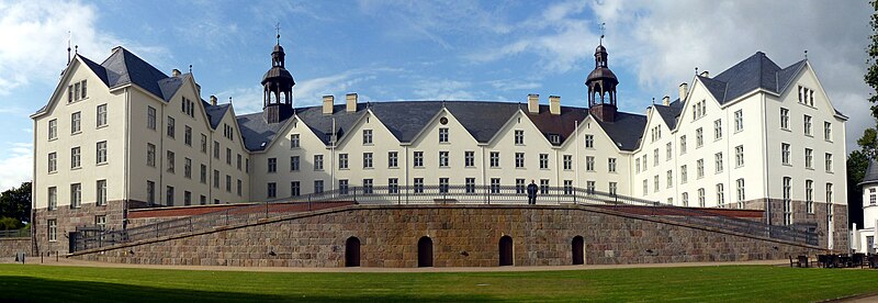 Plön Slot, facade mod syd i september 2012.