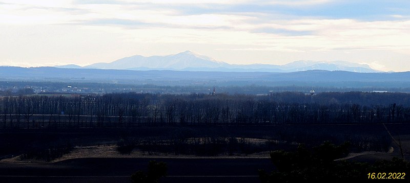 File:Schneeberg-Blick aus Südmähren.jpg