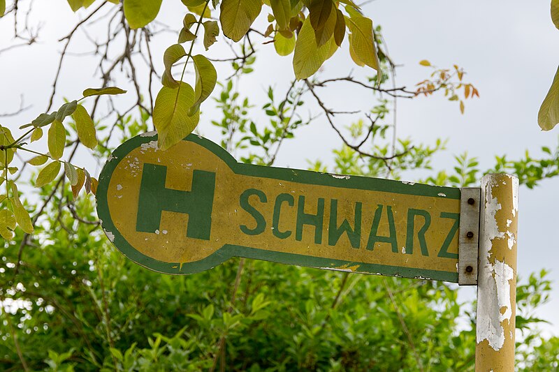 File:Schwarz Leitersdorfbergen Haltestellenschild.jpg