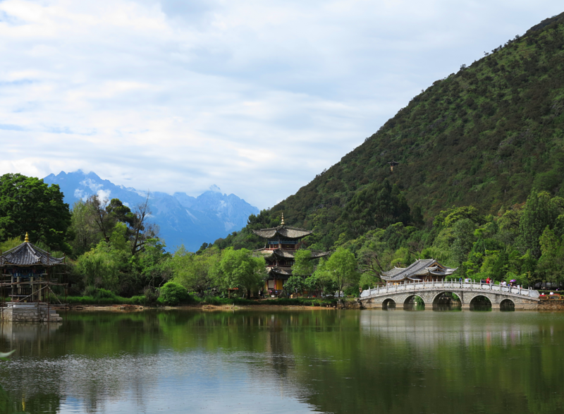 File:Schwarzer Drachenteich Park - Lijiang.png