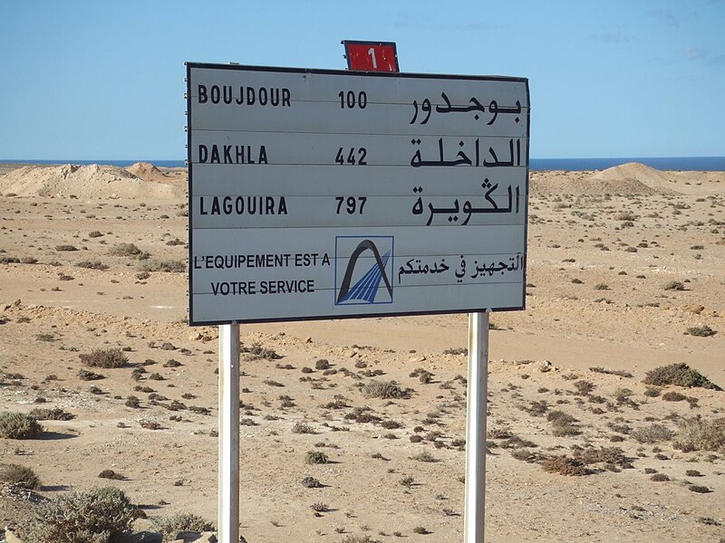 File:Señal de tráfico en la N1 indicando las distancias a El Aaiun y Dajla (Sahara Occidental).jpg