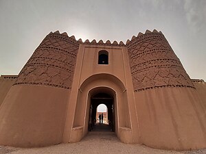 نمایی از دروازهٔ اصلی کاروانسرا