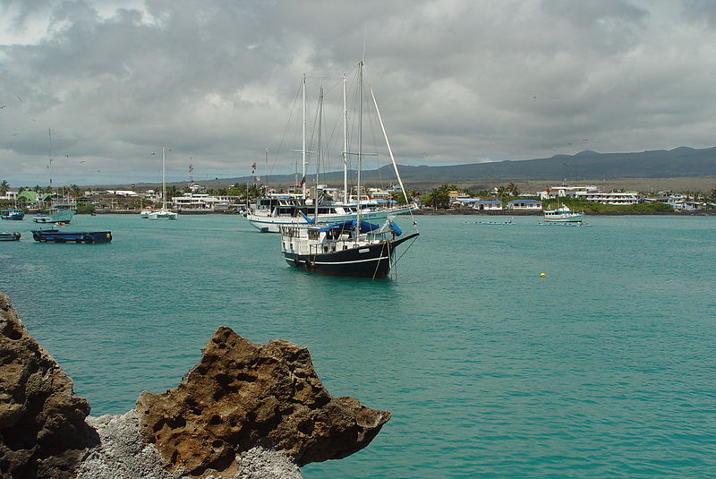 File:Ships near Puerto Ayora Santa Cruz Island Galápagos Ecuador DSC00264 ad.JPG