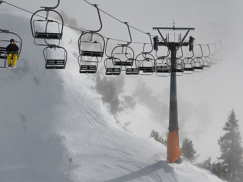 File:Ski-lift (32833551306).jpg