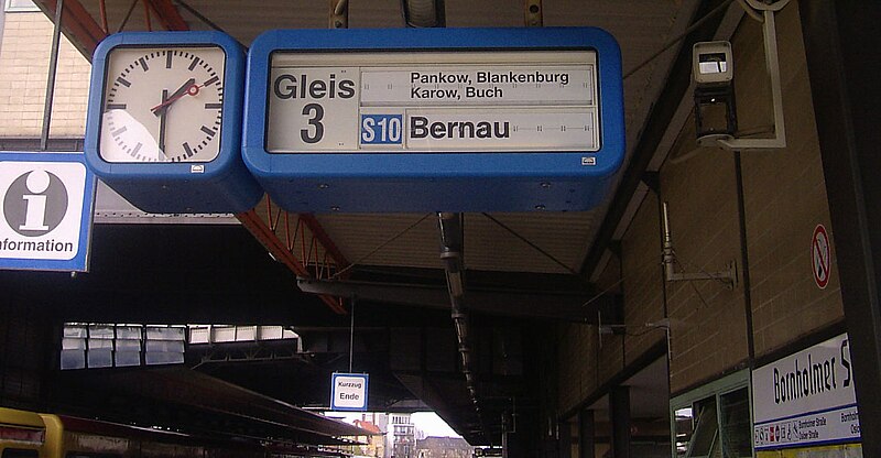 File:Split flap display at LinieS10.jpg