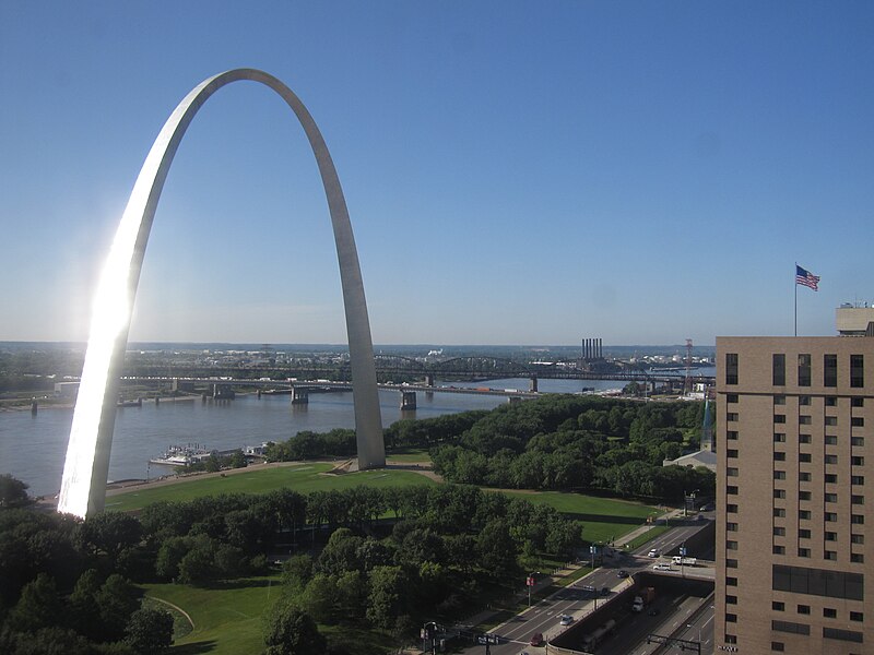 File:St. Louis Arch Brightly Reflecting Sunlight 1-2.JPG