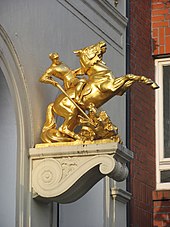 Vergoldete Figur des Heiligen Georg in der Langen Reihe 39 in Hamburg-St. Georg, Kopie der Statuette von Ernst Gottfried Vivié