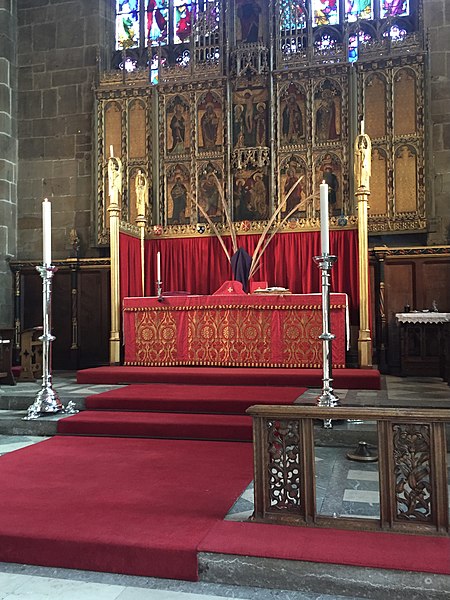 File:St Mary's Nottingham High Altar Red Array.jpg