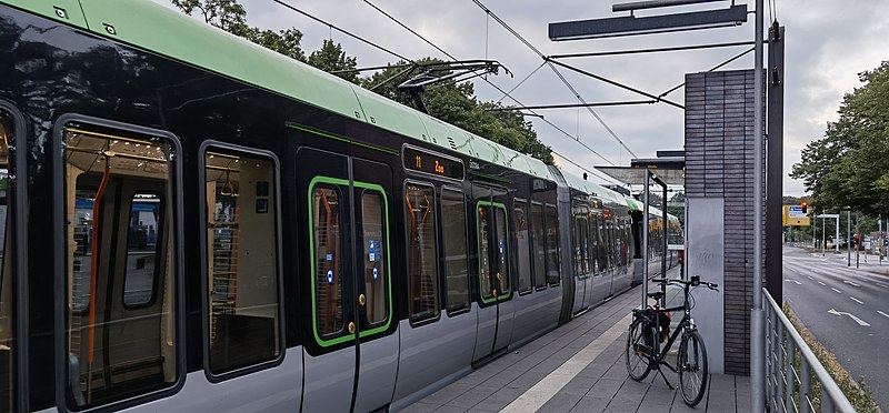 File:Stadtbahn Hannover Clausewitzstraße 2108010623.jpg