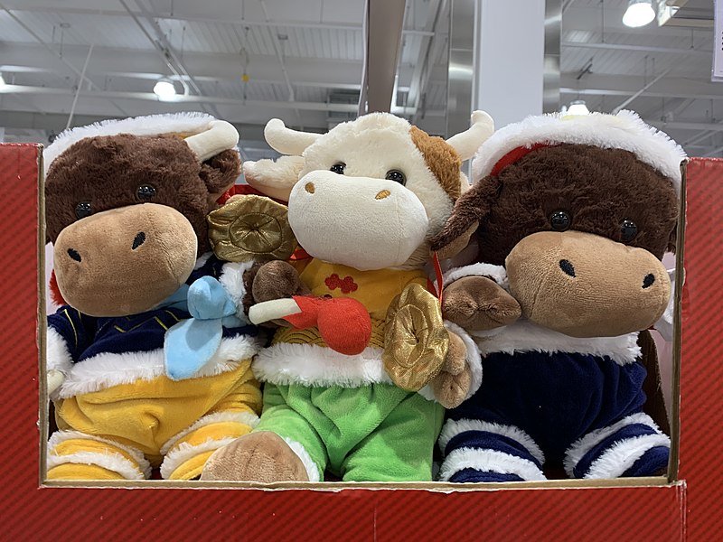 File:Stuffed cows set for Sale in Costco North Taichung.jpg