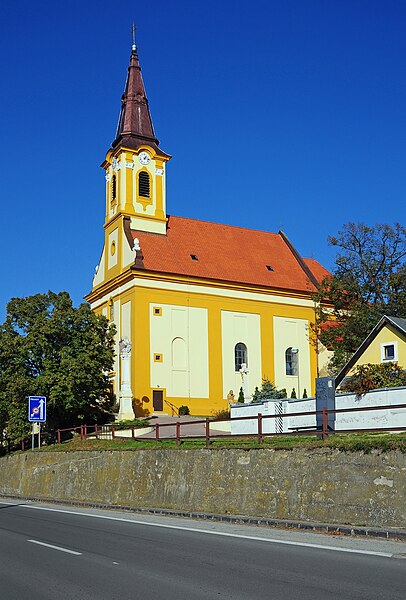 File:Stupava, kostol sv. Šebastiána, Slovensko.jpg
