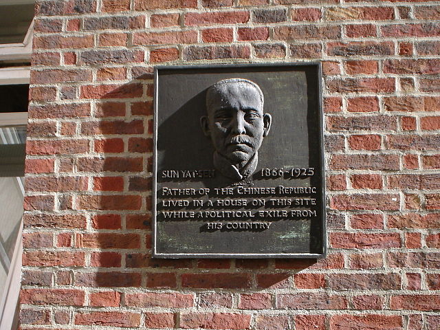 Plaque in London marking the site of a house at 4 Warwick Court, WC1, in which Sun Yat-sen lived in exile