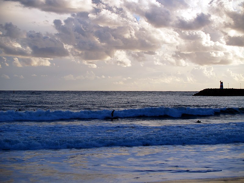 File:Surfistas em Sesimbra.jpg