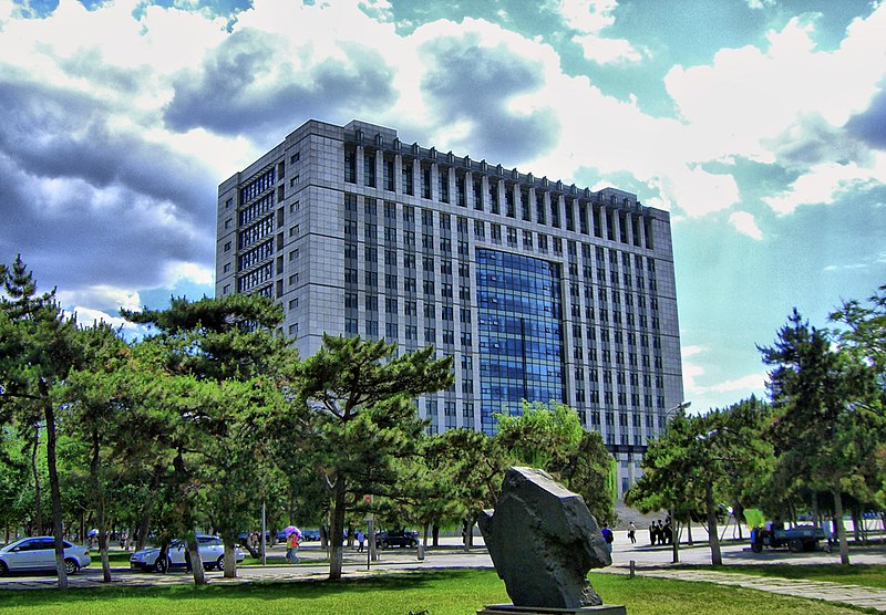 File:THE NEU MAIN BUILDING IN THE SUMMER DAY - panoramio.jpg